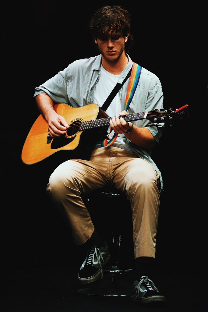 De gitarist, dwars door je speakers.