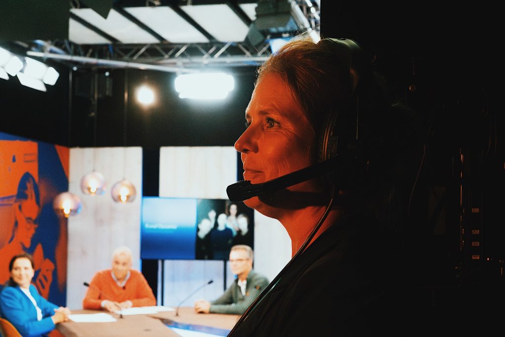 Een foto van de opname leider Sandra Bulter